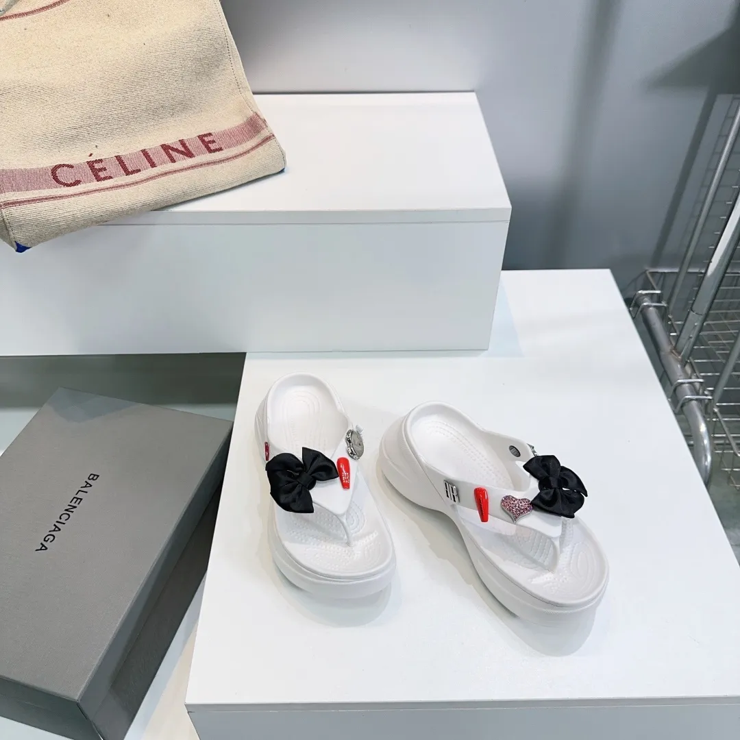 👟👟Ex-factory price 440👟👟 Top quality🔥Balenciaga 25 spring and summer latest thick-soled rubber jelly shoes flip-flops! 25 new spring dark horse items, fashion bloggers at home and abroad have put on foot shows, popular on social platforms at home and abroad, fashionistas must buy, various Parisian elements hardware buckle DIY, highly brand recognition All hardware is re-engraved and made with heavy gold molds Ingenious craftsmanship, accurately restoring every detail Original open-mold EVA rubber and plastic one-piece outsole Super light on the foot, a proper height-increasing artifact with an outsole height of 6cm Original full set of packaging Code number: 35-42 (40, 41, 42 are non-refundable) with original packaging